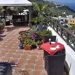 شقة Rustic With Small Patio-terrace