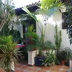 Rustic With Small Patio-terrace شقة