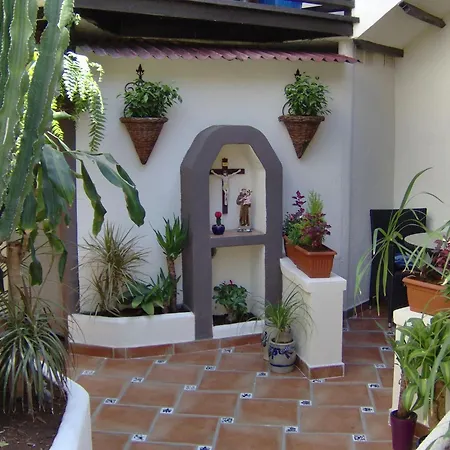 شقة Rustic With Small Patio-terrace